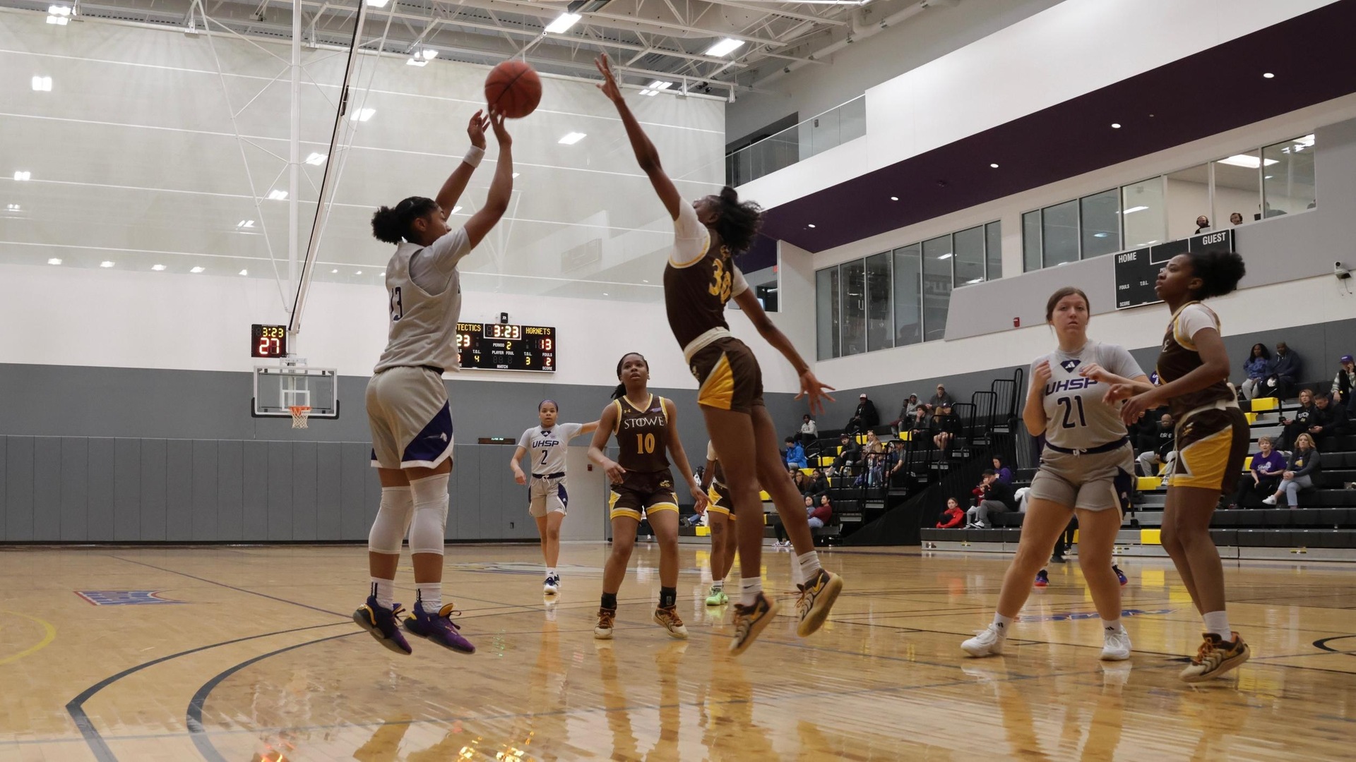 Hornets steal win late at UHSP